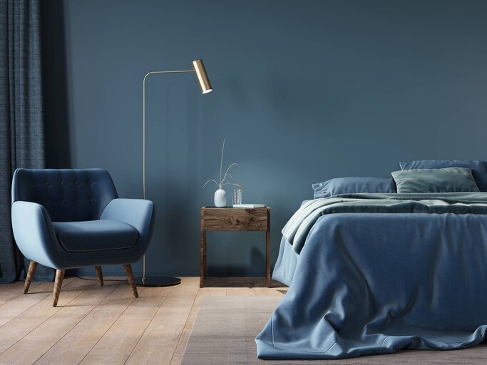 Schlafzimmer in dunkelblau gehalten | © gettyimages.de | JZhuk
