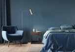 Schlafzimmer in dunkelblau gehalten | © gettyimages.de | JZhuk