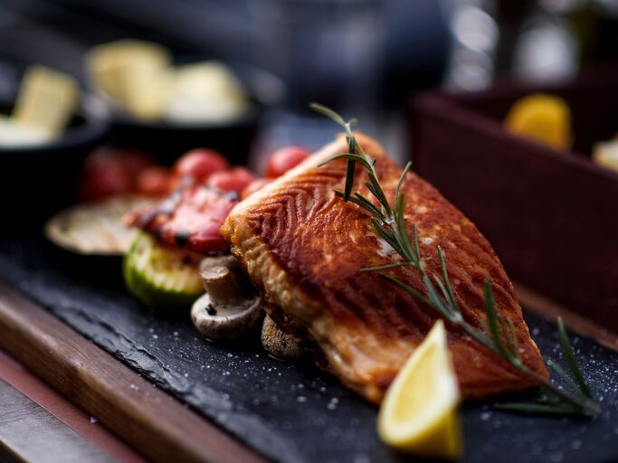 Dukan Diät Rezept: Lachsfilet auf Ofengemüse | © iStock / MRBIG_PHOTOGRAPHY Lachs auf Ofengemüse | © iStock / MRBIG_PHOTOGRAPHY