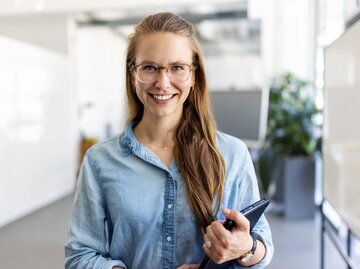 Frau mit Tablet in der Hand | © Getty Images/Luis Alvarez