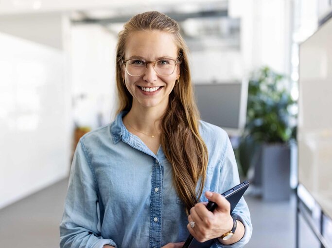 Frau mit Tablet in der Hand | © Getty Images/Luis Alvarez