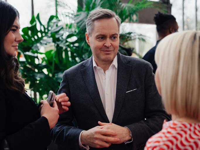 Anna Welcker, Advocacy & PR Team Lead,  zusammen mit Thomas Rieder, General  Manager (beide Clarins Deutschland) | © Priscillia Grubo