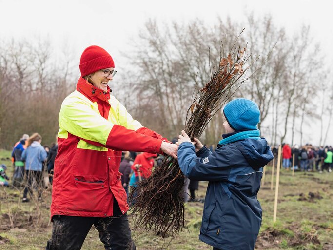 Elisabeth Hüsing wuchs quasi zwischen Bäumen auf. Dass Kinder kaum noch in Berührung mit der Natur kommen, besorgt sie. | © Thomas Gasparini / Stiftung Zukunft Wald 