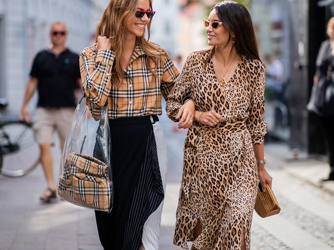 Trine Kjaer Street-Style-Foto mit Karomuster und Animalprint | © Getty Images | Christian Vierig