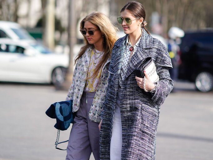 Street Style mit zwei Frauen, die Tweed tragen. | © Getty Images | Edward Berthelot 