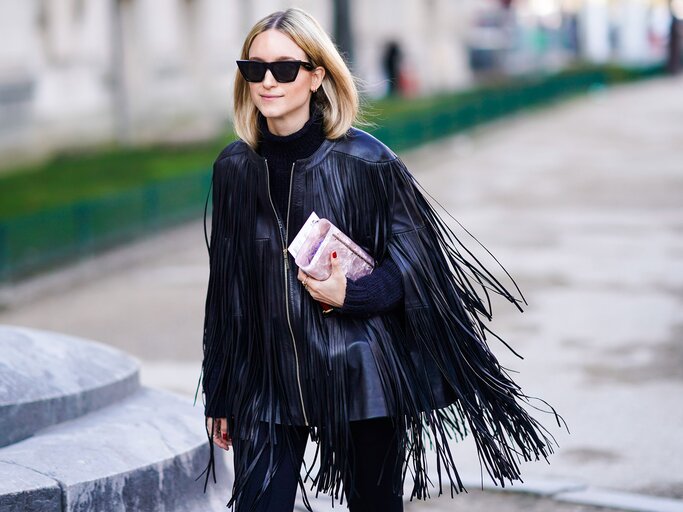 Street-Style einer Frau mit einer Lederjacke mit Fransen | © Getty Images | Edward Berthelot