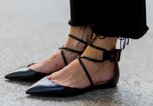 Detailaufnahme der schwarzen Schnür-Ballerinas aus Leder einer Besucherin der Fashion Week in Berlin | © Getty Images / Christian Vierig