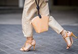 Streetstyle einer Besucherin der Menswear Fashion Week in Paris | © Getty Images / Christian Vierig