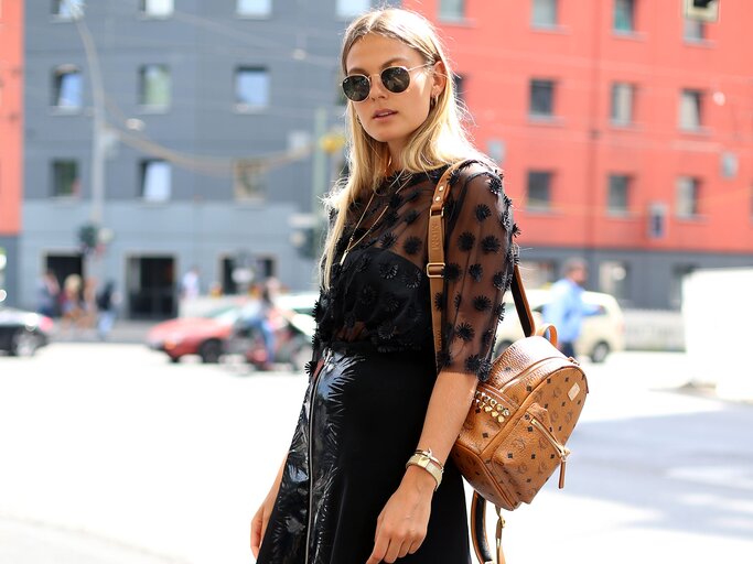 Frau mit transparenter Bluse | © Getty Images | Thomas Niedermüller