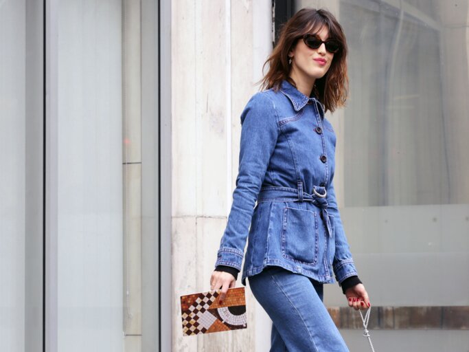Streetstyle-Ikone und Designerin Jeanne Damas im Jeans-Outfit mit Sonnenbrille und Handtasche | © Getty Images | Mireya Acierto