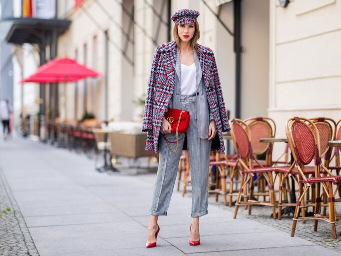 Frau trägt Hose im Flanking-Style | © Getty Images | Christian Vierig