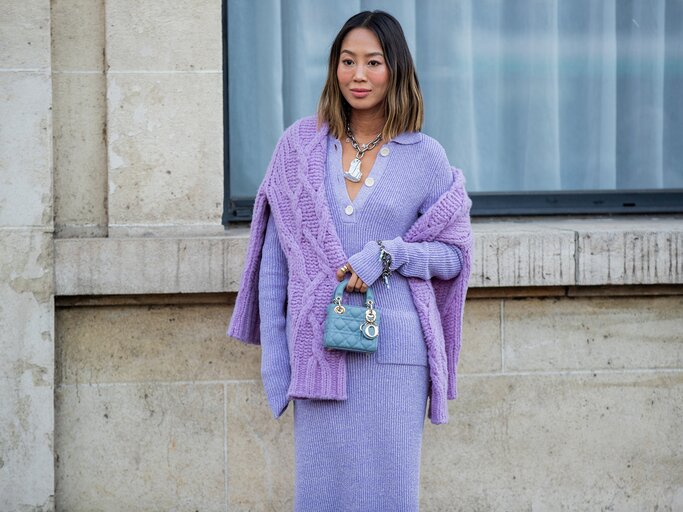 Very Peri is the trend color of the year 2022 | © gettyimages.com | Christian Vierig Street Style by Aimee Song | © gettyimages.com | Christian Vierig