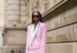 Emilie Joseph in einem pinken Blazer Kleid | © gettyimages.de | Edward Berthelot