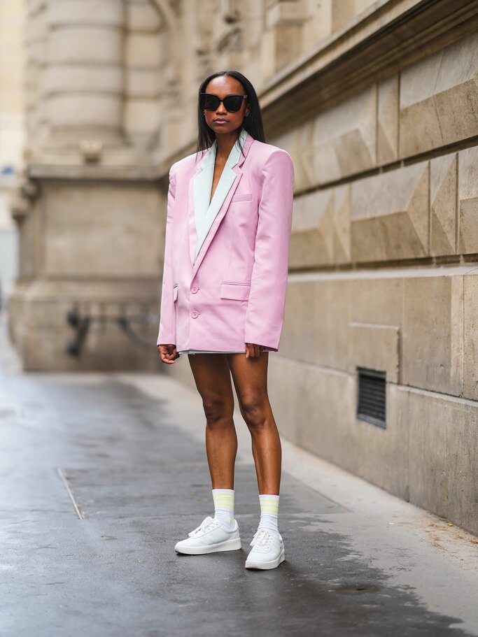 Emilie Joseph in einem pinken Blazer Kleid | © gettyimages.de | Edward Berthelot