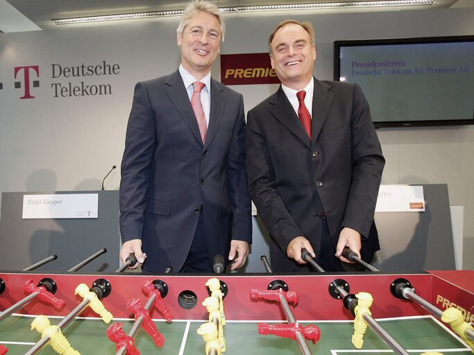Georg Kofler zusammen mit Telekom-Vorstandsmitglied Walter Raizner auf einer Pressekonferenz. | © gettyimages.de |  Jan Pitman / Staff