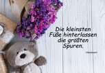 Süßer Teddybär mit Geschenken und Blumenstrauß | © gettyimages.de |  Sushytska Viktoriia | Funke Digital