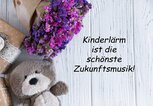 Süßer Teddybär mit Geschenken und Blumenstrauß | © gettyimages.de |  Sushytska Viktoriia | Funke Digital