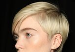 Kurzhaarfrisur bei Jeremy Scott SS 2019  | © Hair styling by Eugene Souleiman, Wella Professionals Global Creative Director of Care & Styling 