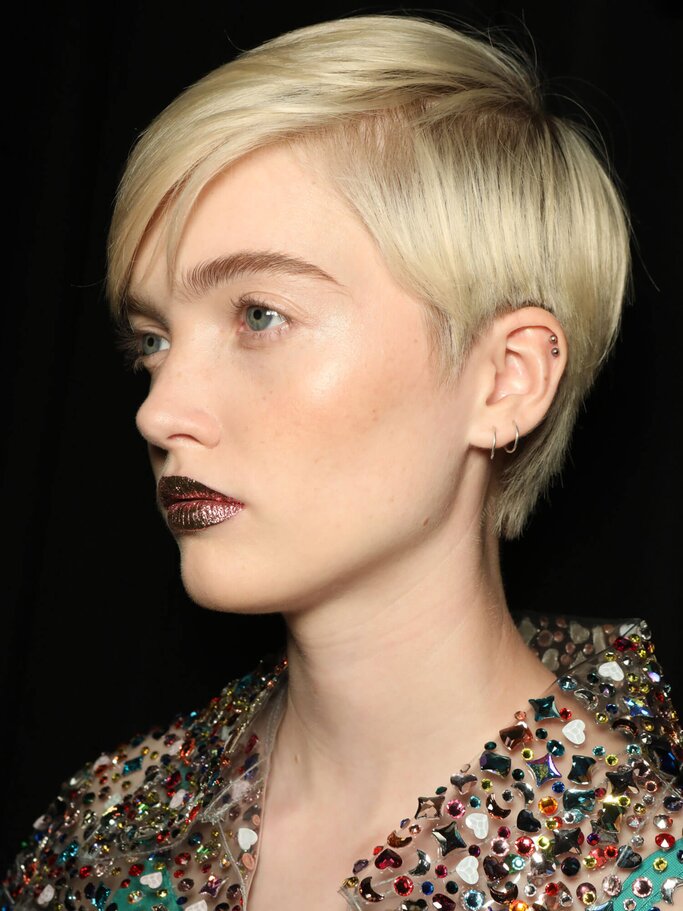 Kurzhaarfrisur bei Jeremy Scott SS 2019  | © Hair styling by Eugene Souleiman, Wella Professionals Global Creative Director of Care & Styling 