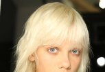 Mittellange Frisur mit Pony bei der New York Fashion Week SS 19 Jeremy Scott | © Hair styling by Eugene Souleiman, Wella Professionals Global Creative Director of Care & Styling 