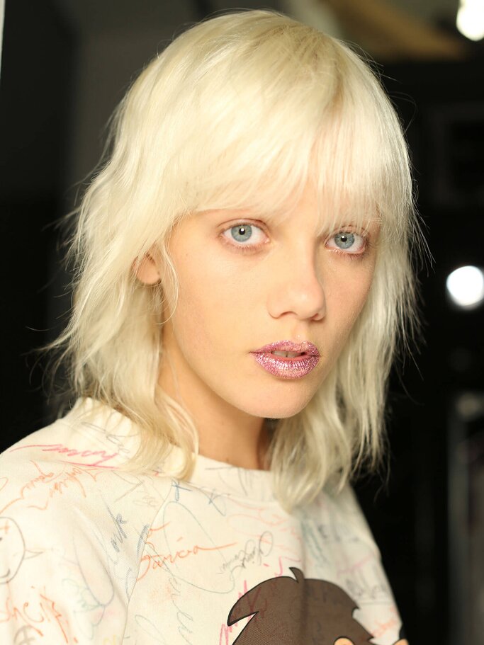 Mittellange Frisur mit Pony bei der New York Fashion Week SS 19 Jeremy Scott | © Hair styling by Eugene Souleiman, Wella Professionals Global Creative Director of Care & Styling 