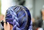 Haare färben mit Haarkreide | © Getty Images | Vanni Bassetti
