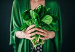 Frau hält Spinat in den Händen | © iStock | knape