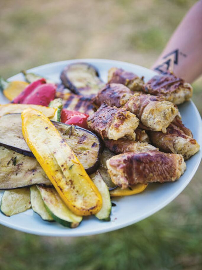 Low Carb Grillen: Fischpäckchen mit Oliven-Rauchmandel-Tapenade | © Daniela Haug