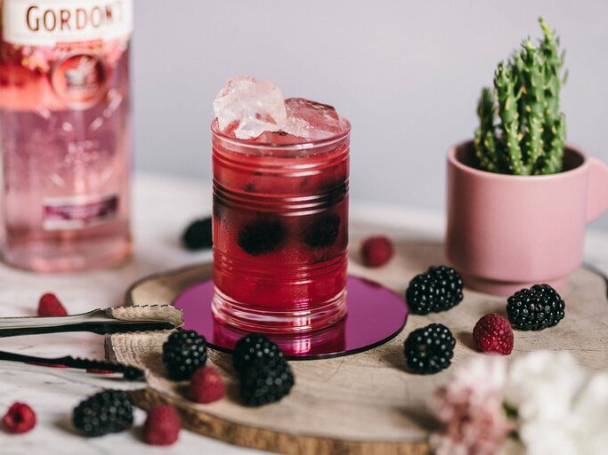 roter Cocktail mit Beeren | © PR