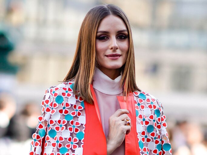 Olivia Palermo mit Haaren im Sleek-Look | © Getty Images | Edward Berthelot 