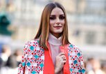 Olivia Palermo mit Haaren im Sleek-Look | © Getty Images | Edward Berthelot 