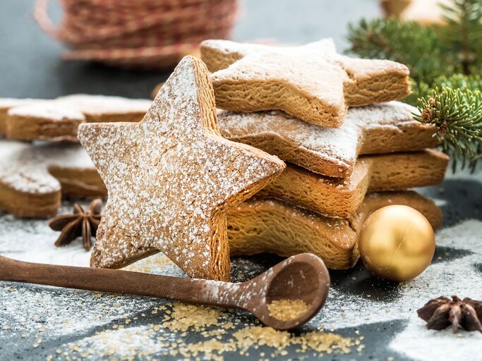 Plätzchen müssen keine Kalorienbomben sein. Diese Zimtstern-Cookies sind kalorienarm - und lecker! | © iStock | Foxys_forest_manufacture