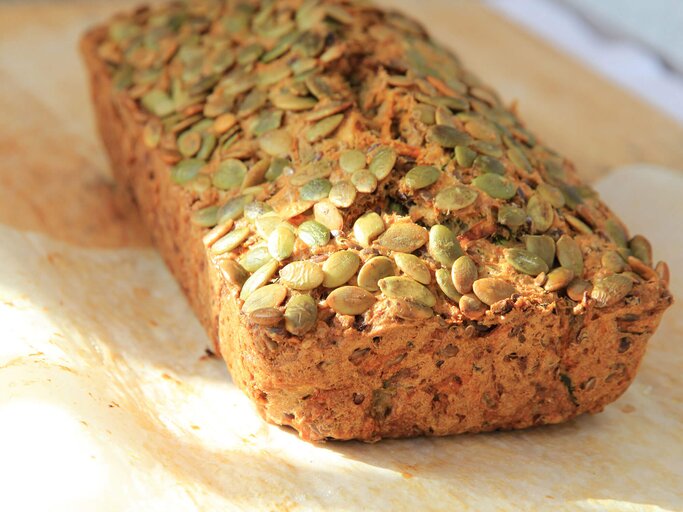 Eiweiß-Brot mit Parmesan und Kürbiskernen | © iStock | LucidSurf