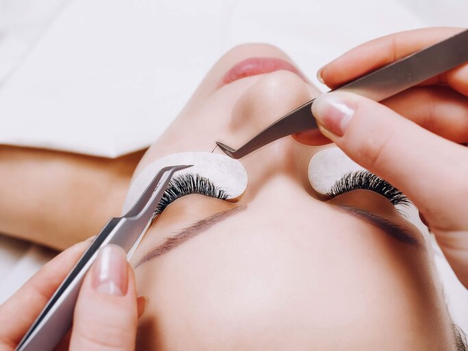 Wimpernextensions | © iStock | licsiren