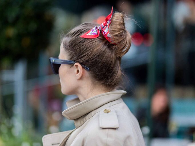 Dutt Frisur mit Haarband | © Getty Images | Christian Vierig