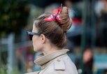 Dutt Frisur mit Haarband | © Getty Images | Christian Vierig