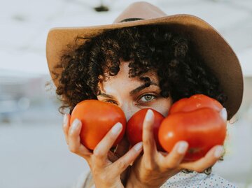 Frau mit Tomaten  | © Unsplash | rawpixel