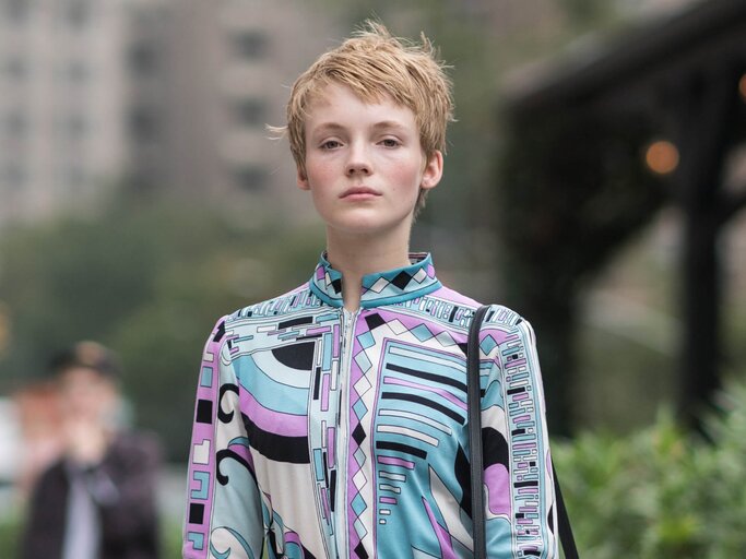 Kurzhaarfrisur im Undone-Look | © Getty Images | Timur Emek