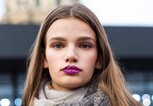 Model mit Glitzersteinen auf den Lippen | © Getty Images | Claudio Lavenia 