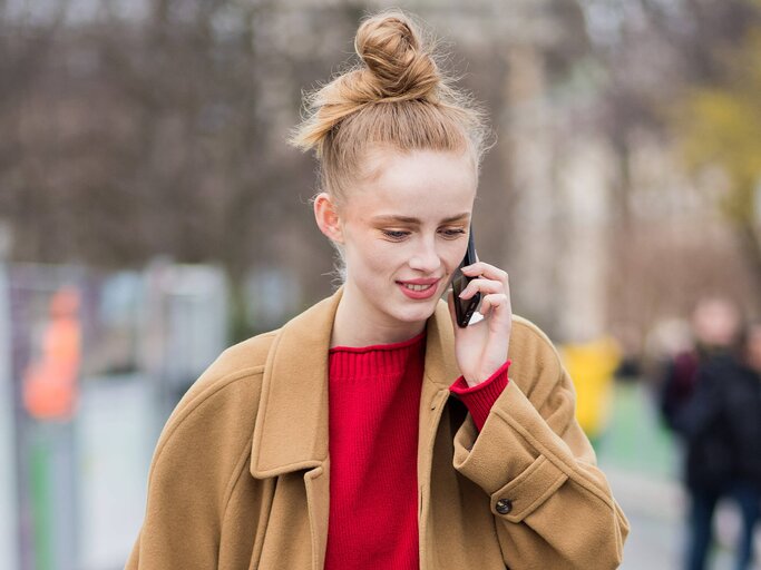 Model mit High Bun | © Getty Images | Christian Vierig