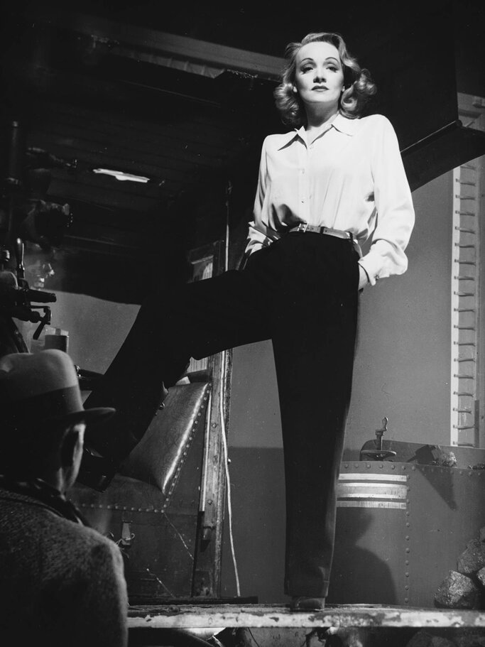 Filmlegende Marlene Dietrich in ihrer ikonischen Marlene-Hose. | © Getty Images | Laszlo Willinger 