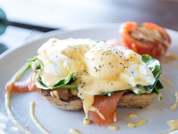 Eggs Benedict: ein Frühstücksklassiker mit pochiertem Ei. | © iStock | leelakajonkij