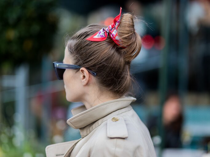 Dutt mit Haarband | © Getty Images | Christian Vierig