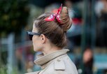 Dutt mit Haarband | © Getty Images | Christian Vierig