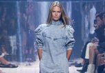 Ein Model auf dem Laufsteg mit Acid Jeanskleid bei Isabel Marant | © Getty Images | Kristy Sparow 