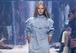 Ein Model auf dem Laufsteg mit Acid Jeanskleid bei Isabel Marant | © Getty Images | Kristy Sparow 