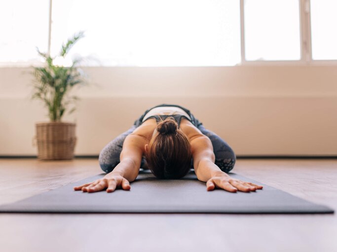 Yoga Pose Shashankasana, der Hase | © iStock | jacoblund