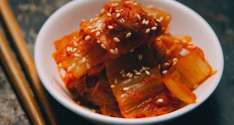 Kimchi mit Essstäbchen | © Unsplash |  Charles Deluvio