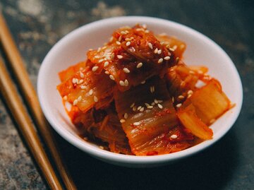 Kimchi mit Essstäbchen | © Unsplash |  Charles Deluvio