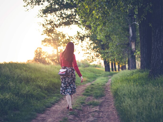 Frau beim spazieren gehen | © iStock | chabybucko